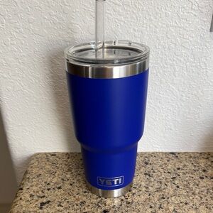 Yeti Tall Rambler Tumbler in Deep Blue with Clear Lid